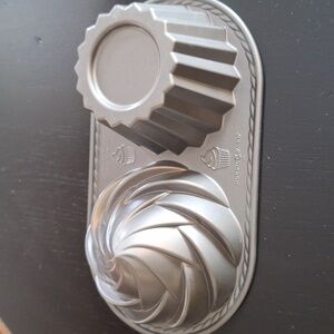 EUC Nordic Ware Giant Cupcake Pan